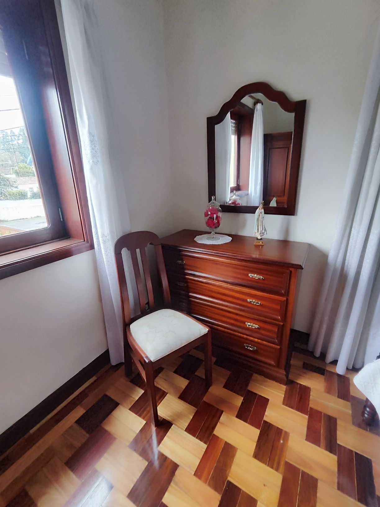 Quarto madeira cama + mesinhas