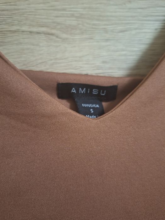 Bluzka na ramionkach Amisu