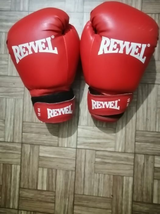Боксерские перчатки и шлем.