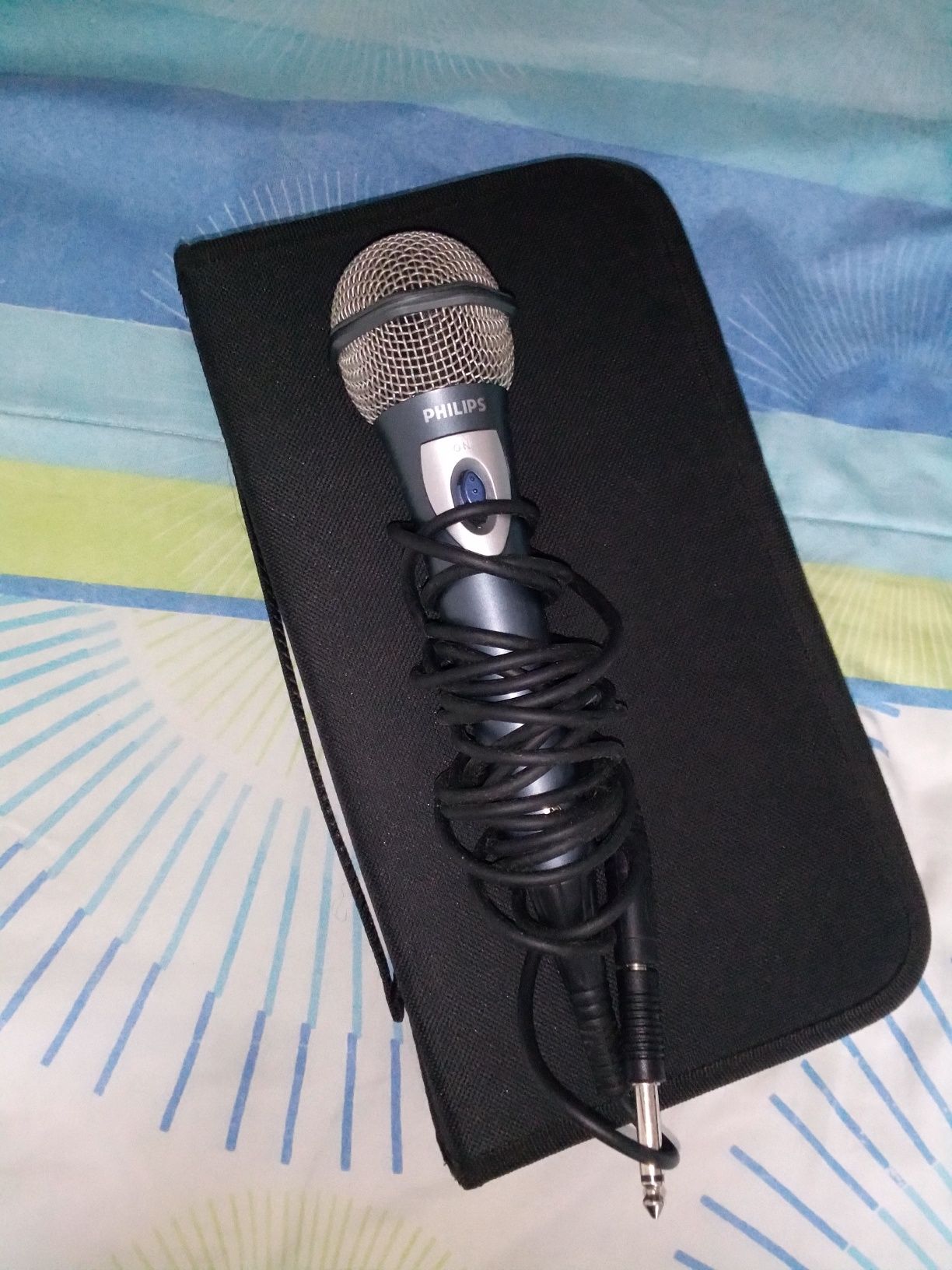 Microfone e DVDs de karaoke e musicais