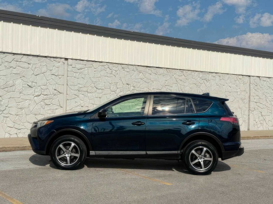 Toyota RAV4 LE      2017