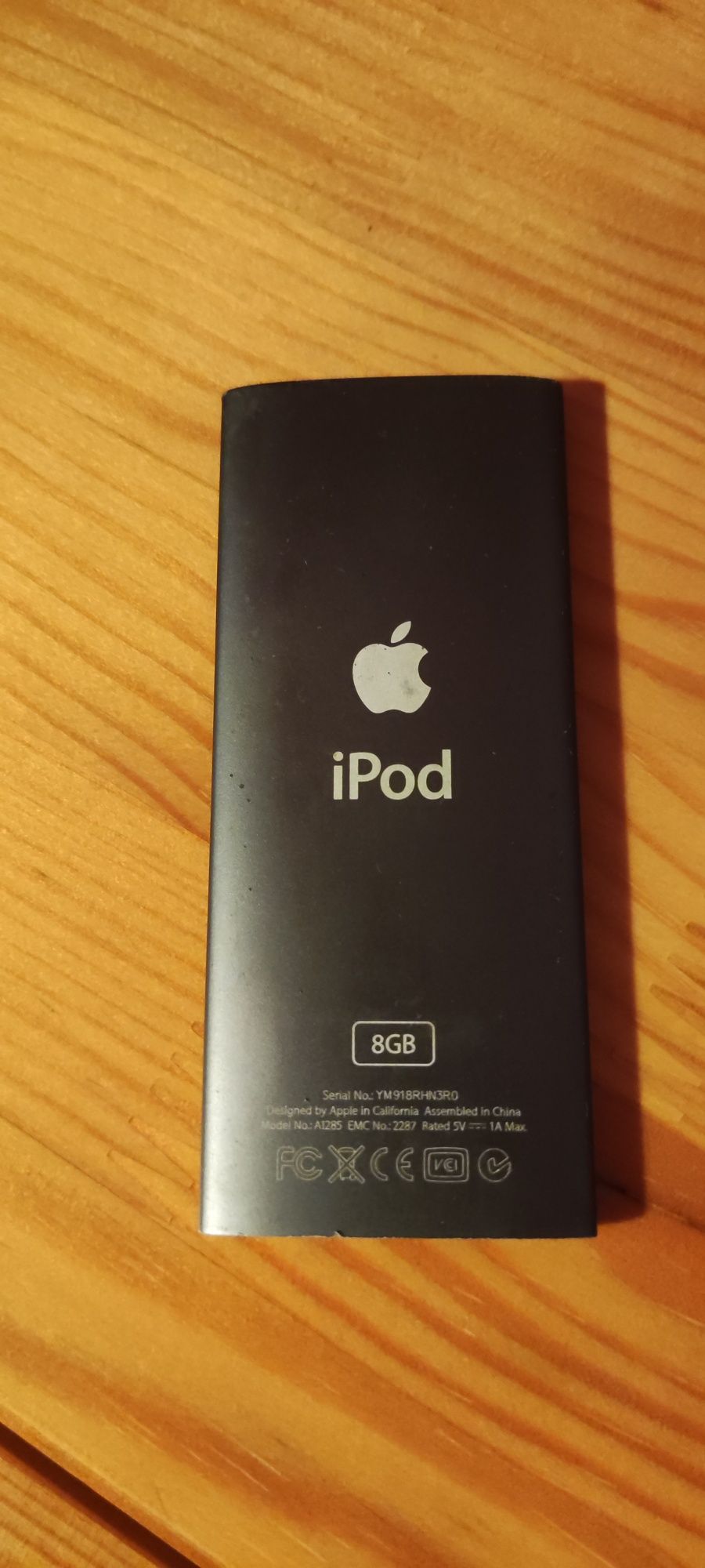 iPod 8GB and Logitech speaker