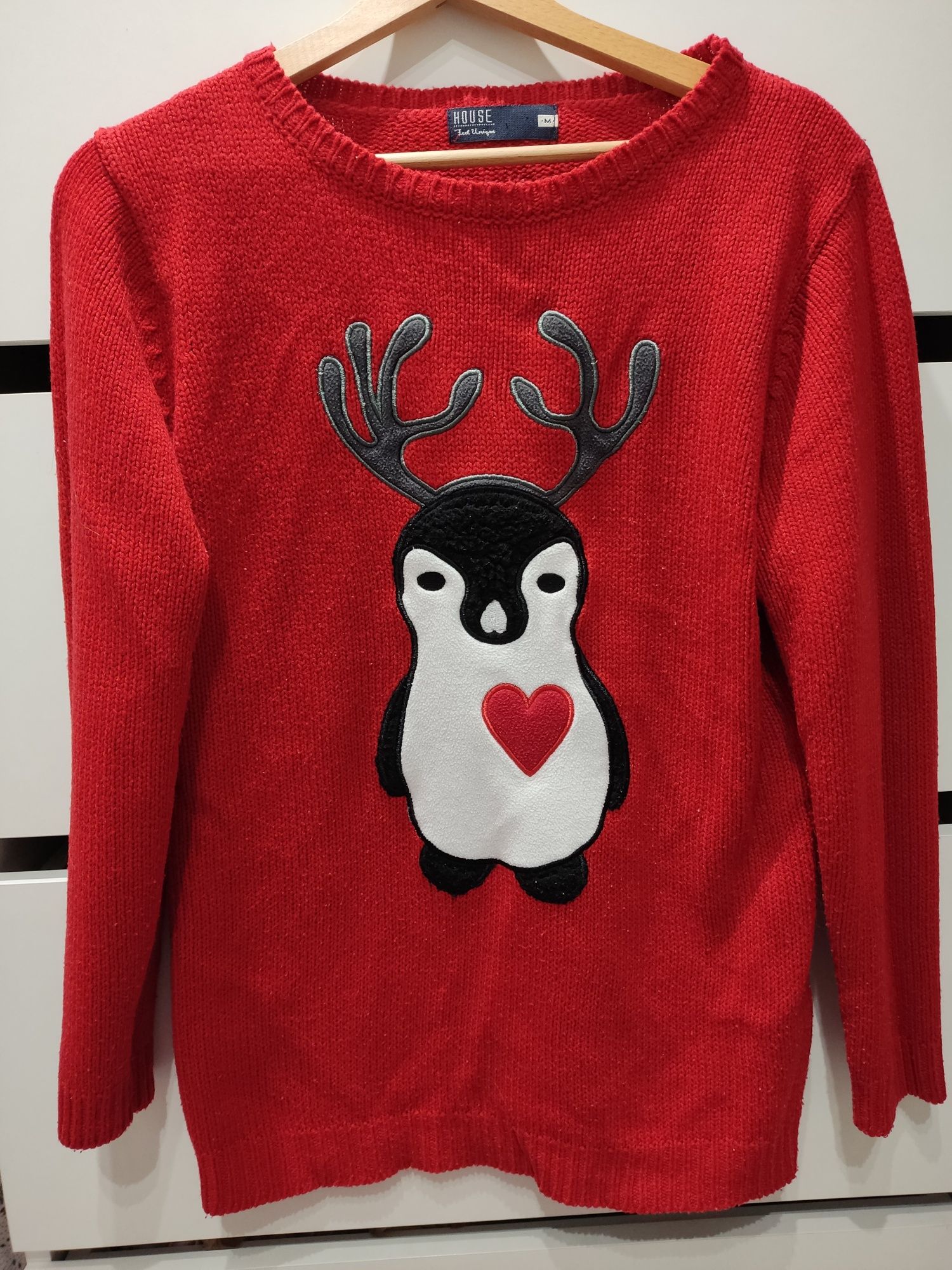 Czerwony sweter z pingwinem świąteczny M