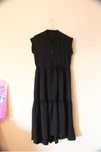 Vestido midi preto com folhos L