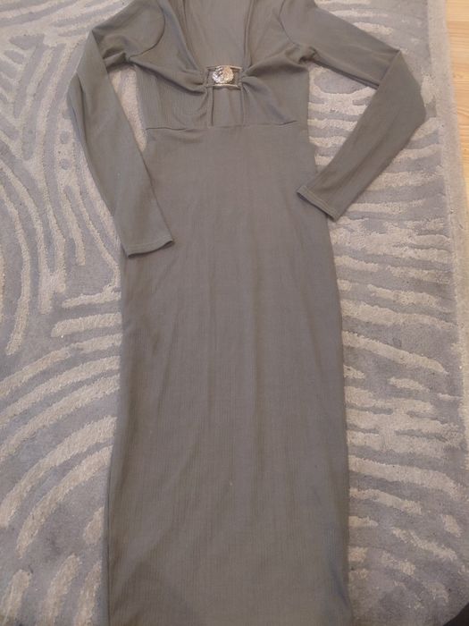 Sukienka z głebokim dekoltem