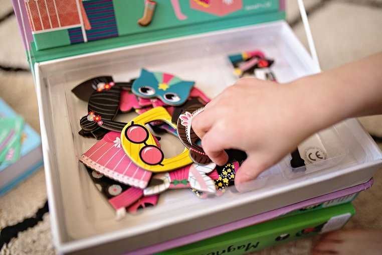 Puzzle magnetyczne KOSTIUMY DZIEWCZYNKA magnetibook Janod