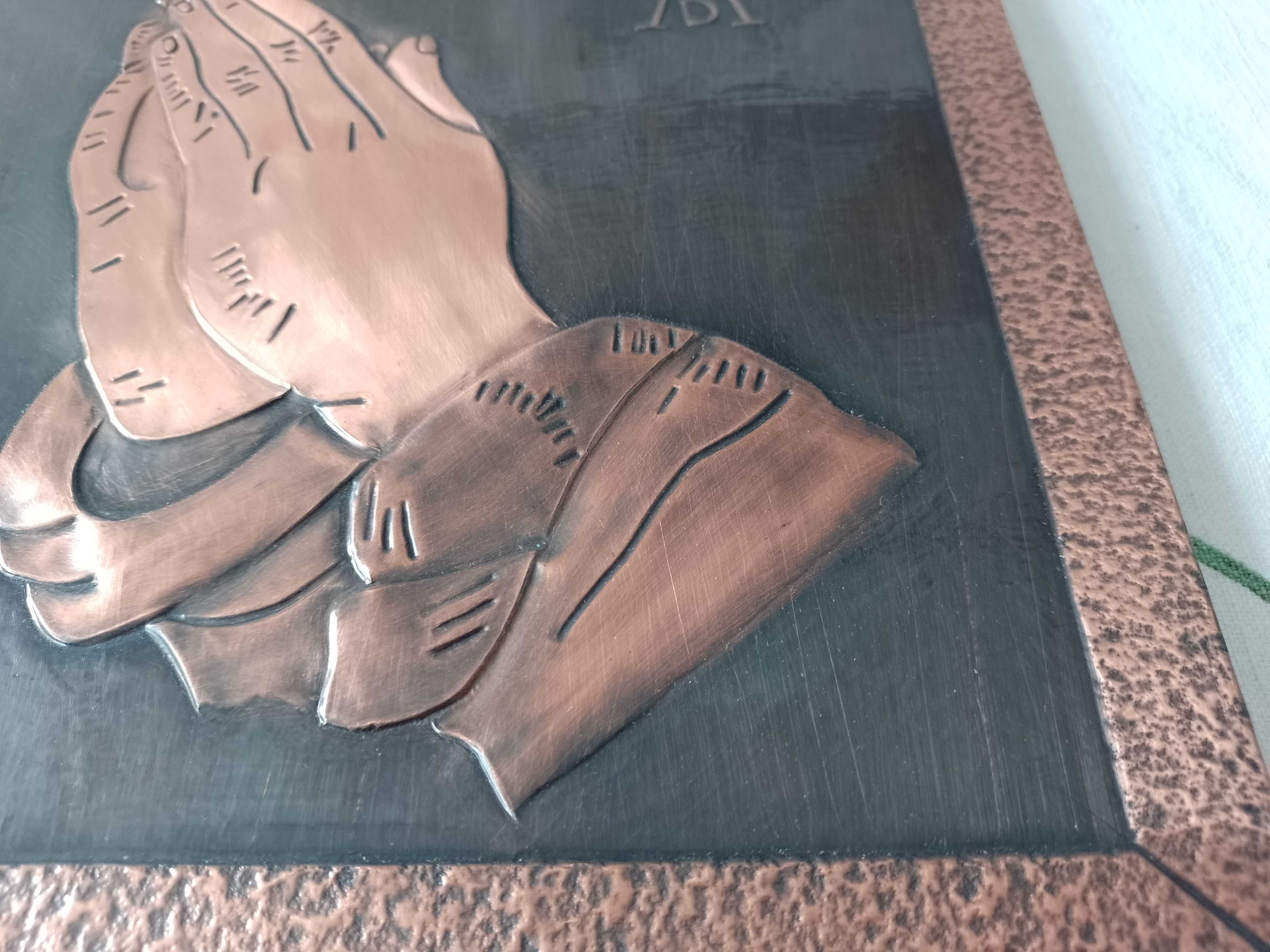 Modlące się dłonie miedź metaloplastyka obrazek