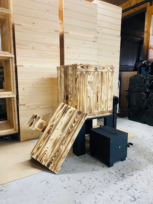 Wędzarnia ogrodowa drewniana z drzwiczkami opalana