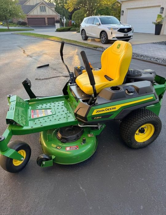 kosiarka samojezdna John Deere Z315E z 2023 roku.