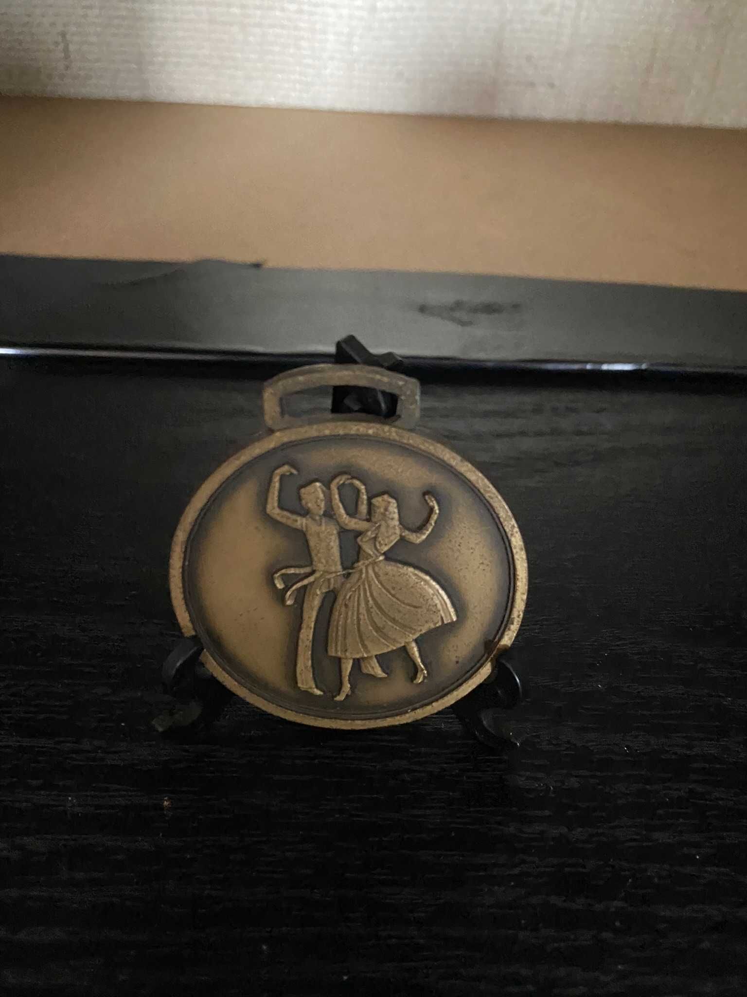 medalha antiga de dancarinos
