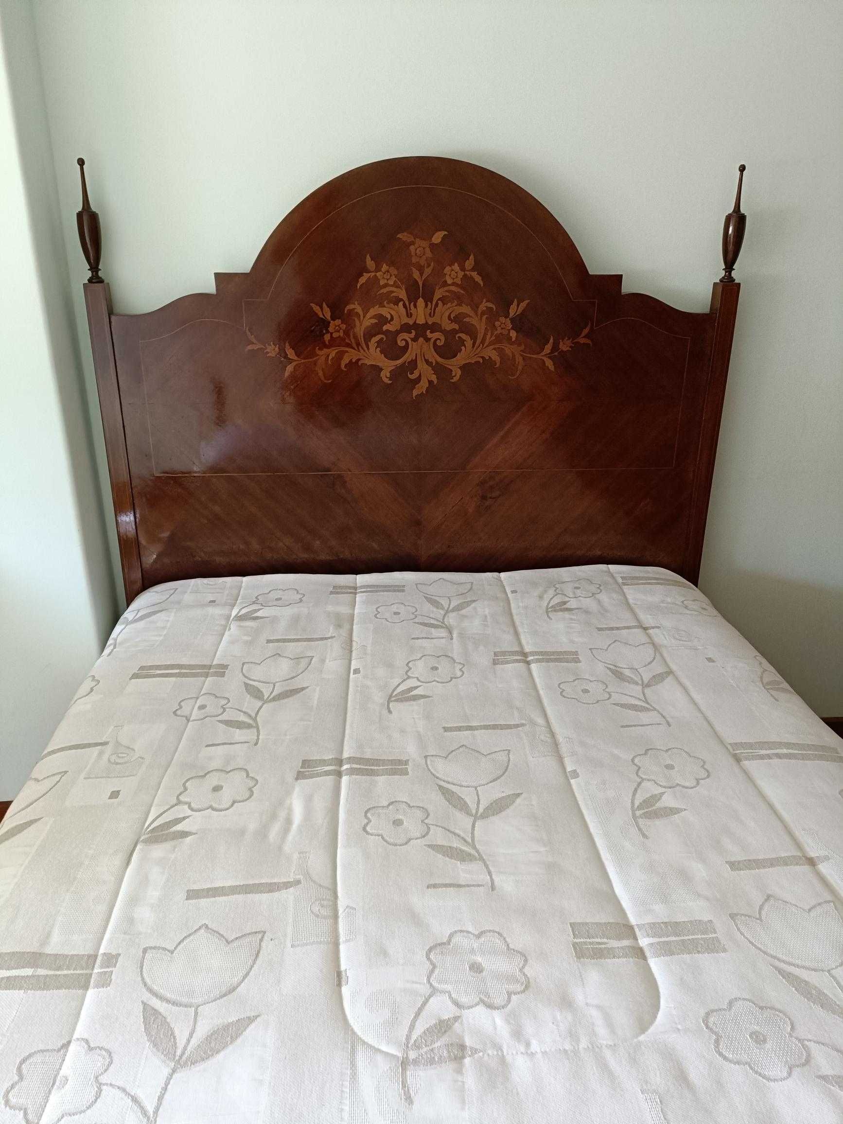 Cama antiga de casal em madeira talhada, com colchao novo. Negociável.