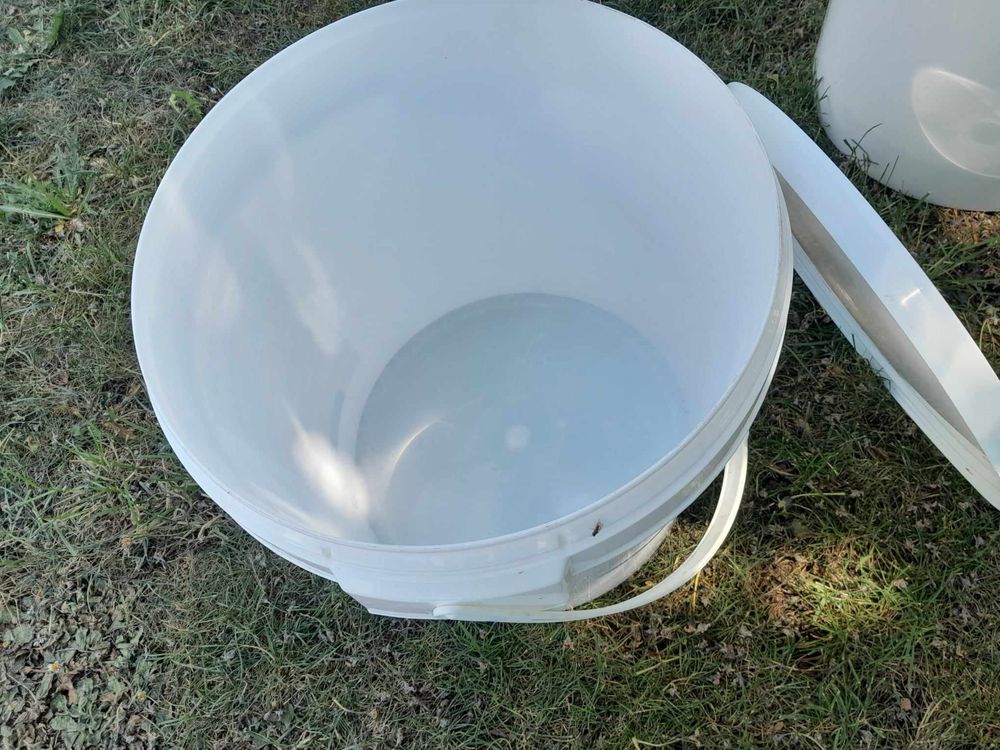 Wiadra plastikowe z pokrywką 25L