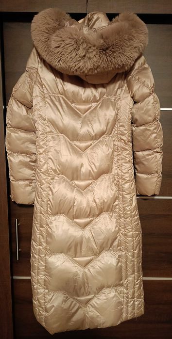 Beżowy płaszcz pikowany długi