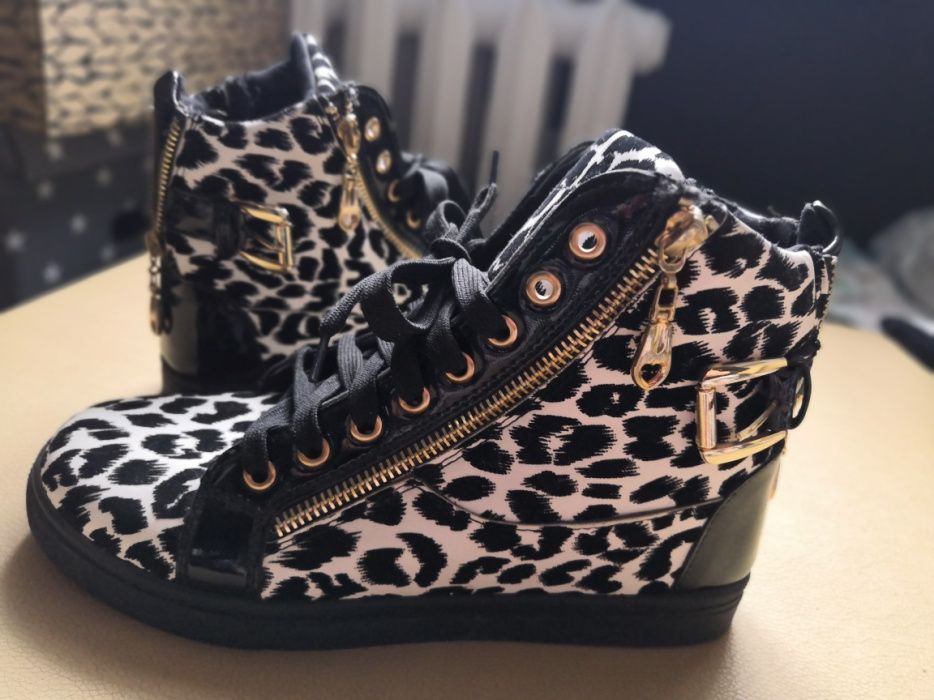 Nowe wysokie trampki, ala sneakersy; ozdobne zamki z tyłu, centki - mo