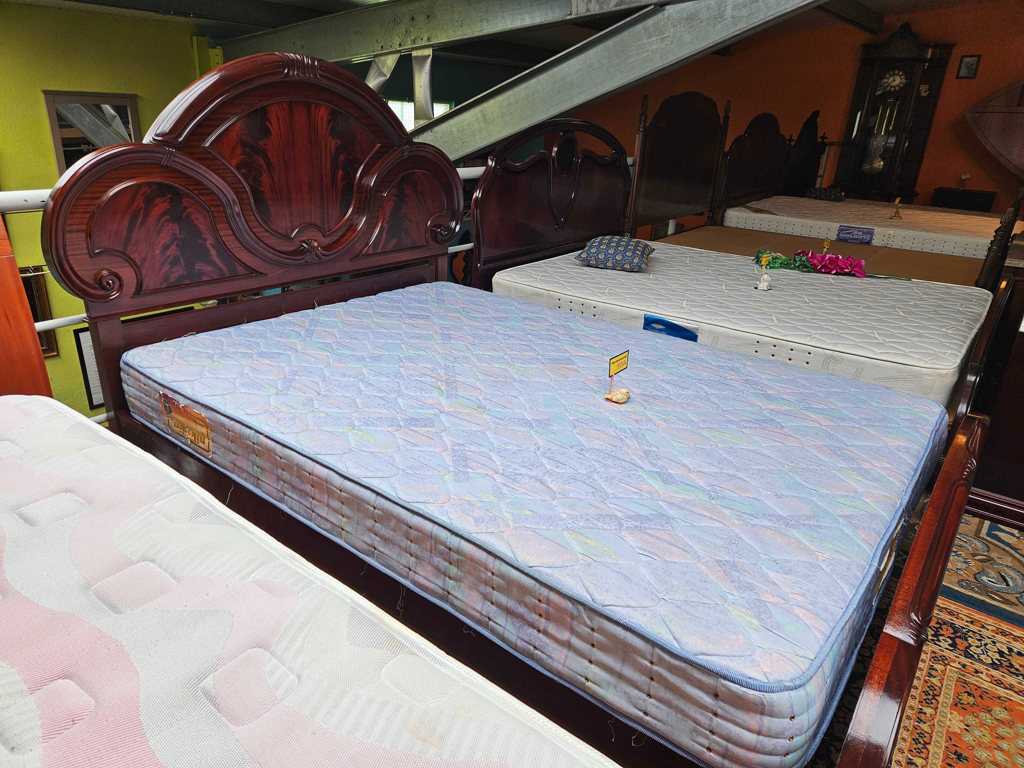 Excelente cama com estrado e colchão - óptimo esta