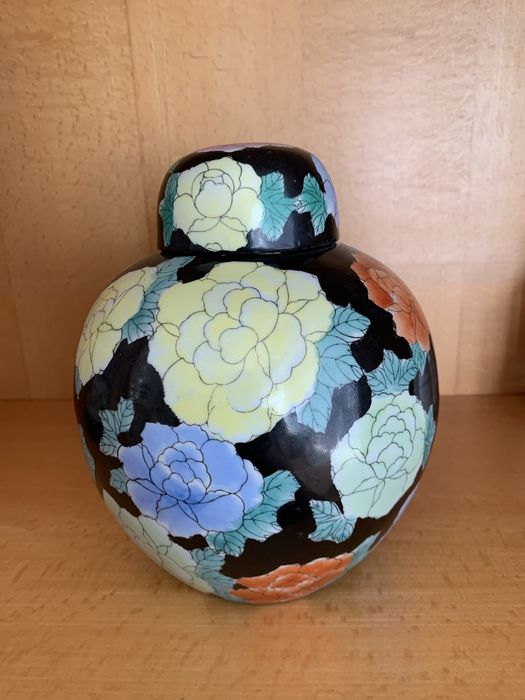 Pote de louça com suporte.