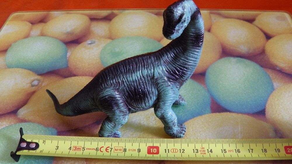 динозавр іграшка