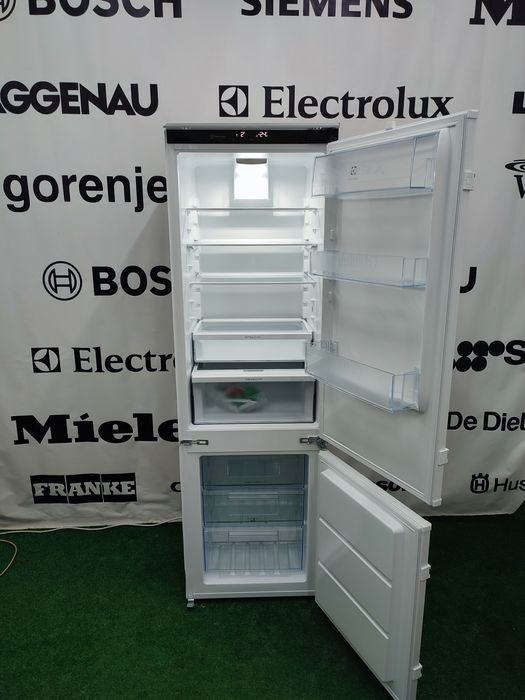Вбудований двокамерний холодильник Electrolux A+++ 2022 рік Італія