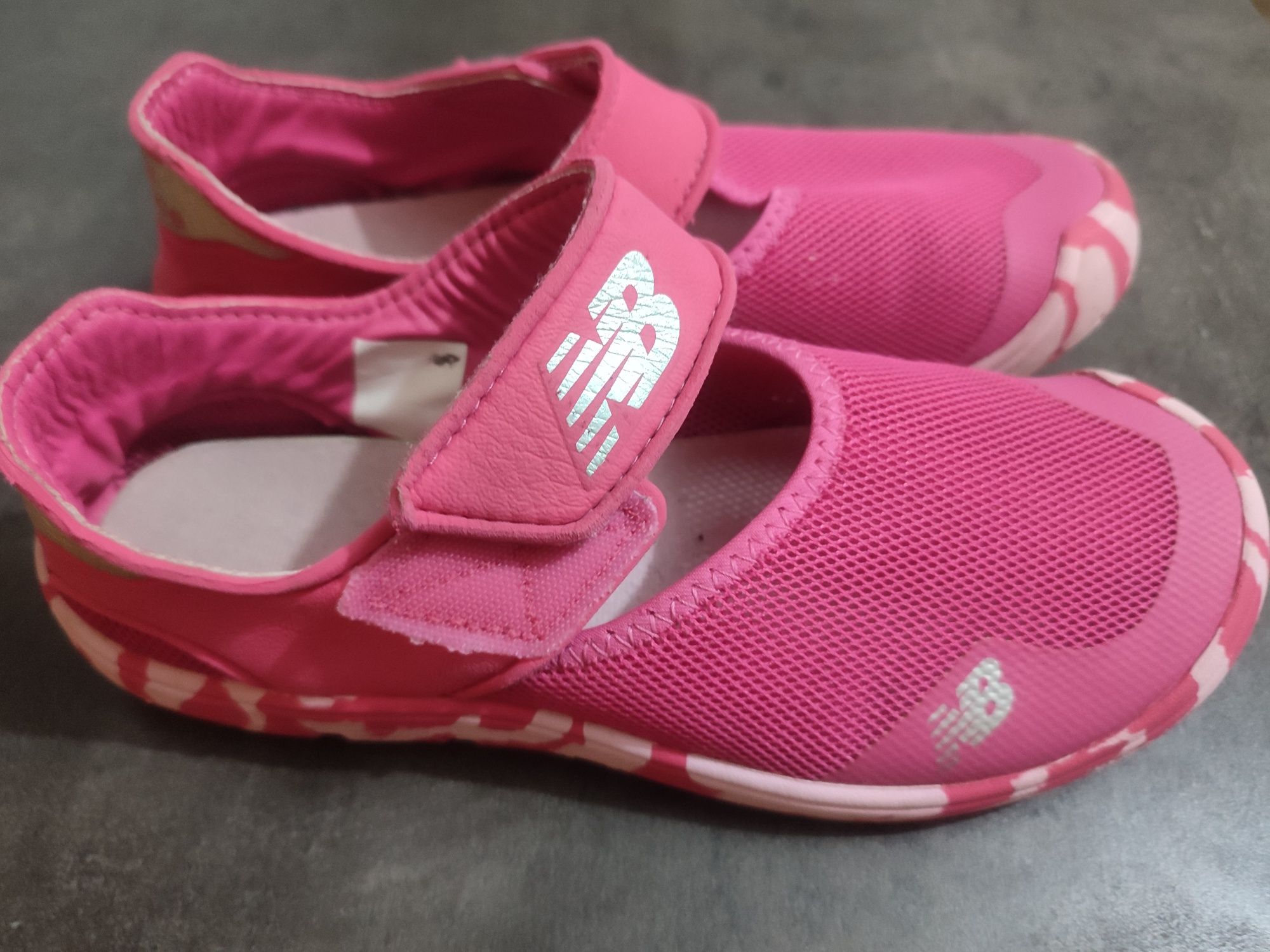 Рожеві макосіни на дівчинку крокси crocs Нью беленс new balance 22 стє