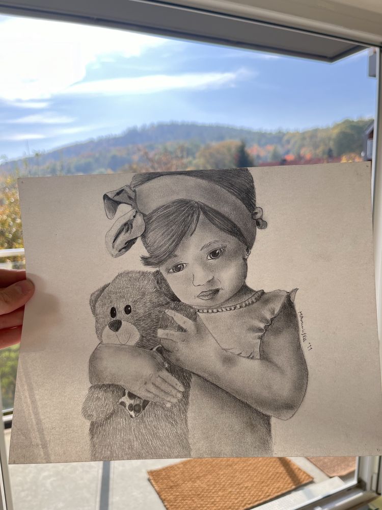 Portret dziewczynki z misiem A4 szkic ołówkiem rysunek tanio obraz