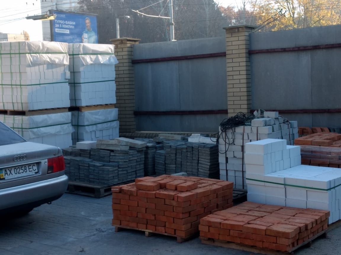 Продам кирпич белый 1 1/5, пр-во Харьков. Есть к-во.