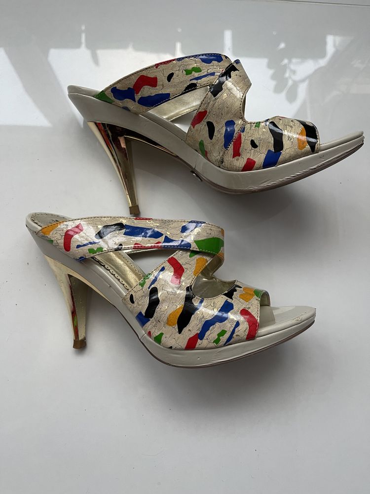 Продам женские босоножки туфли на каблуке 38 о бежевые светлые