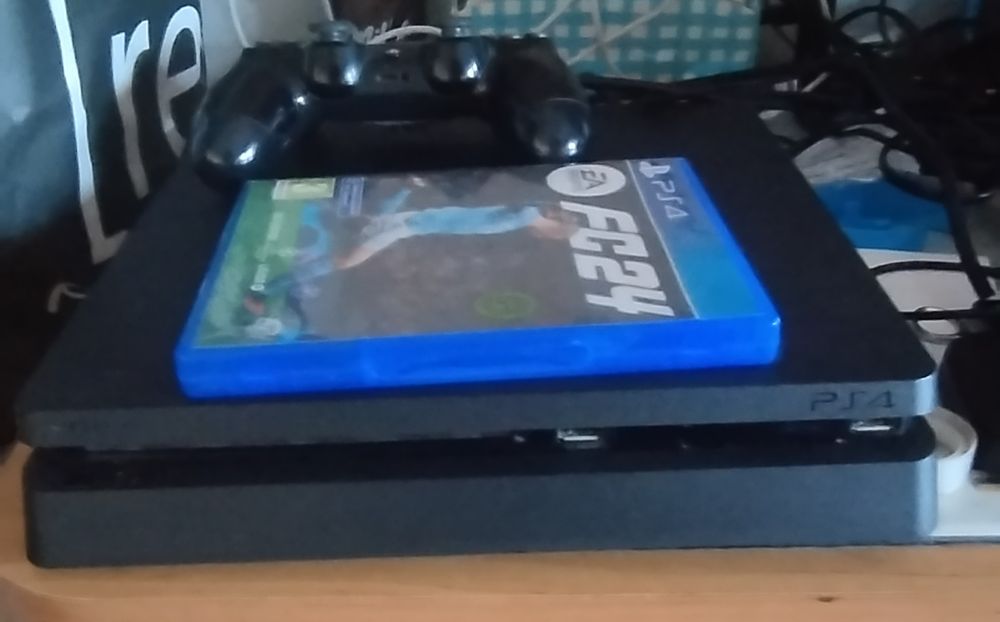 Ps4 Slim 500gb com 1 comando e 1 jogo FC24