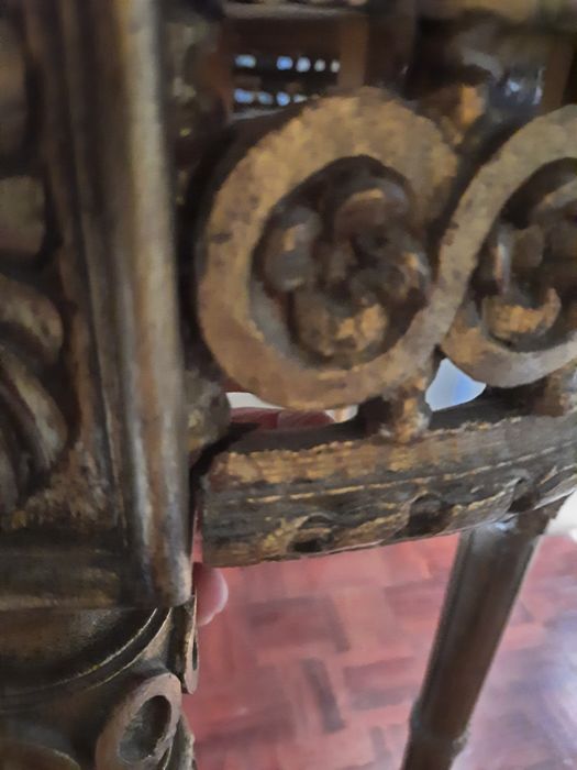 Mesa antiga trabalhada - Aparador