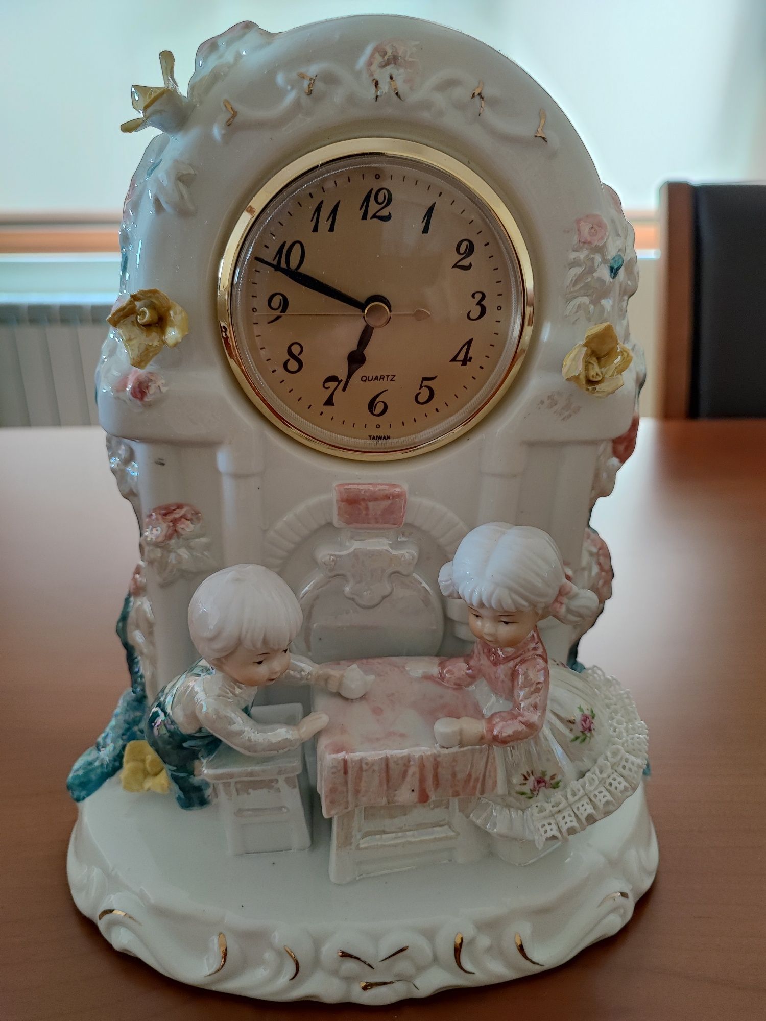 Relógio de mesa em porcelana