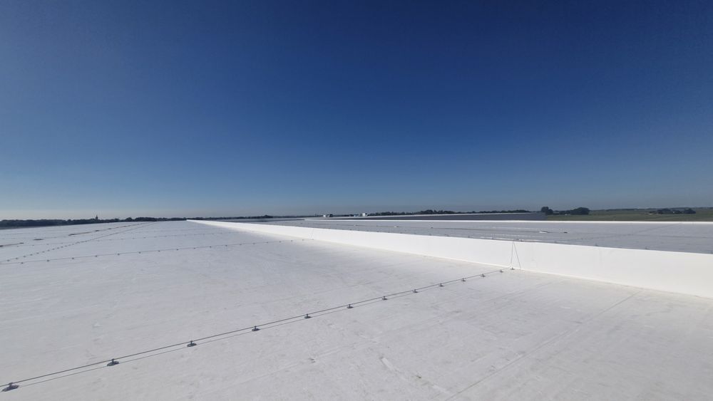 Montaż hydroizolacji membraną PVC, TPO, EPDM na dachu płaskim