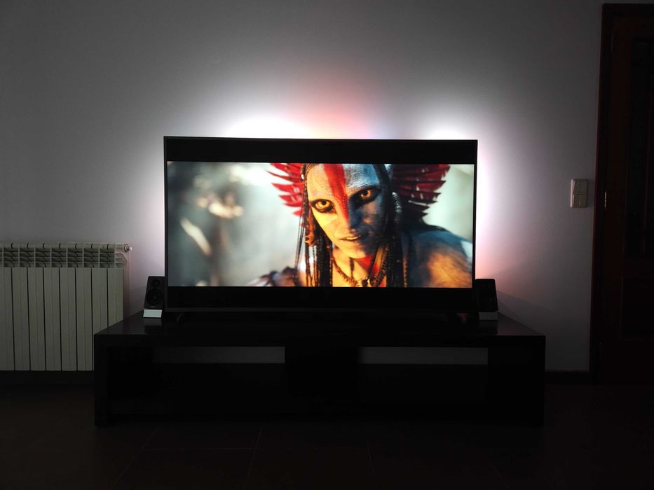 Philips Smart TV LED 4K UHD com AmbiLight 70PUS6724/12