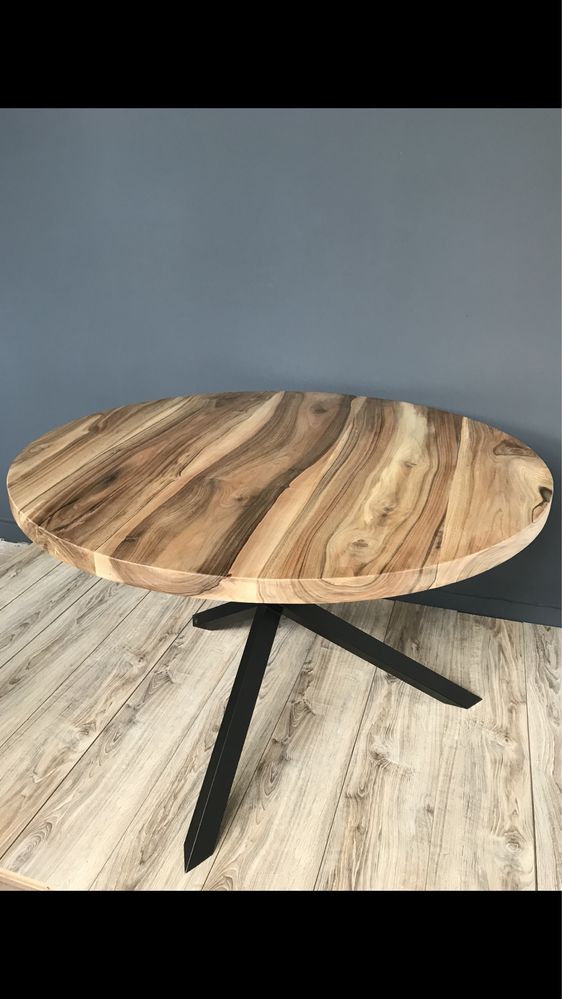 Круглий стіл із дерева