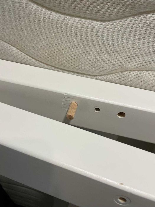 Cama branca e colchão solteito