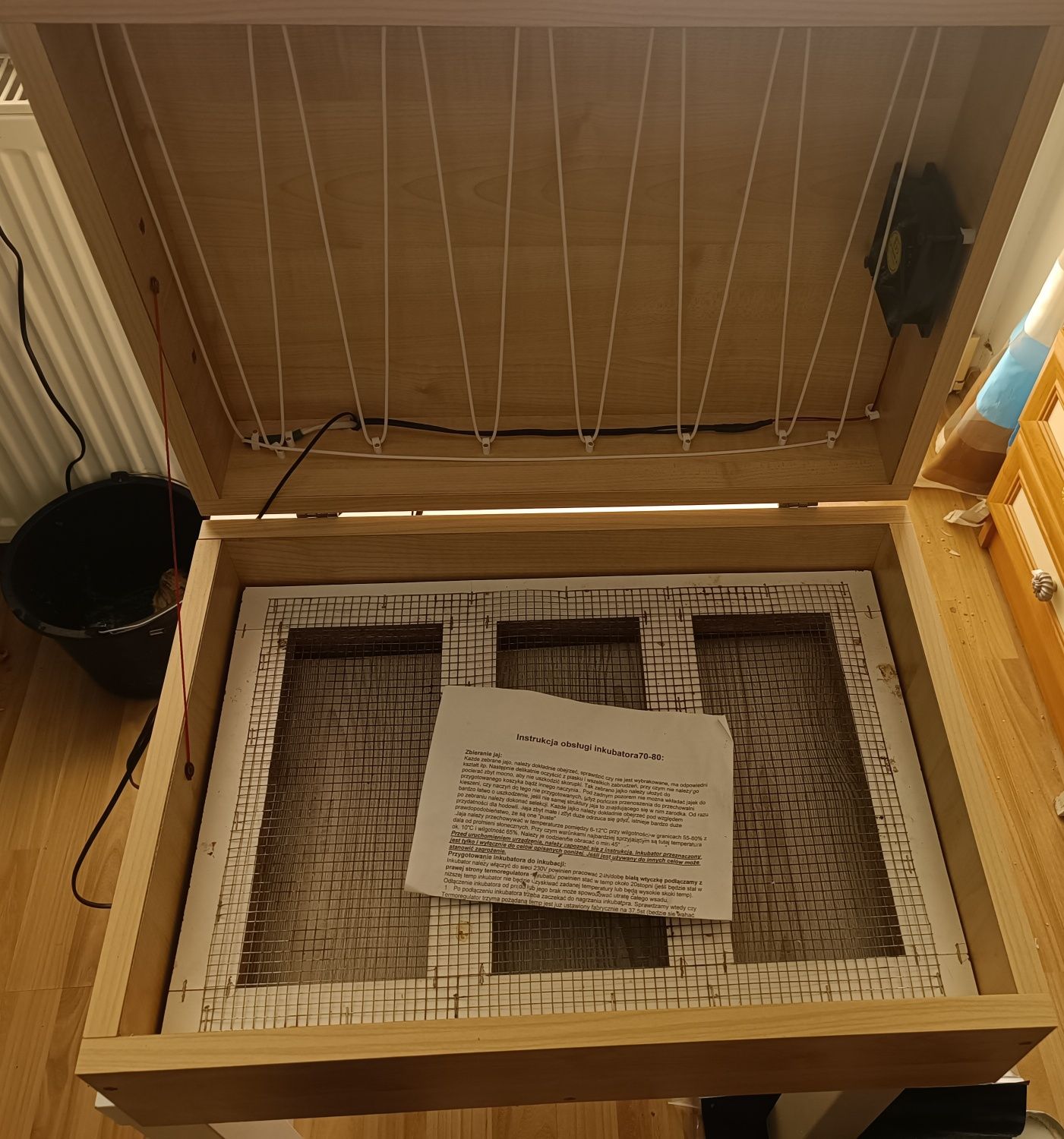 Inkubator pół atomatyczny na 80 jajek