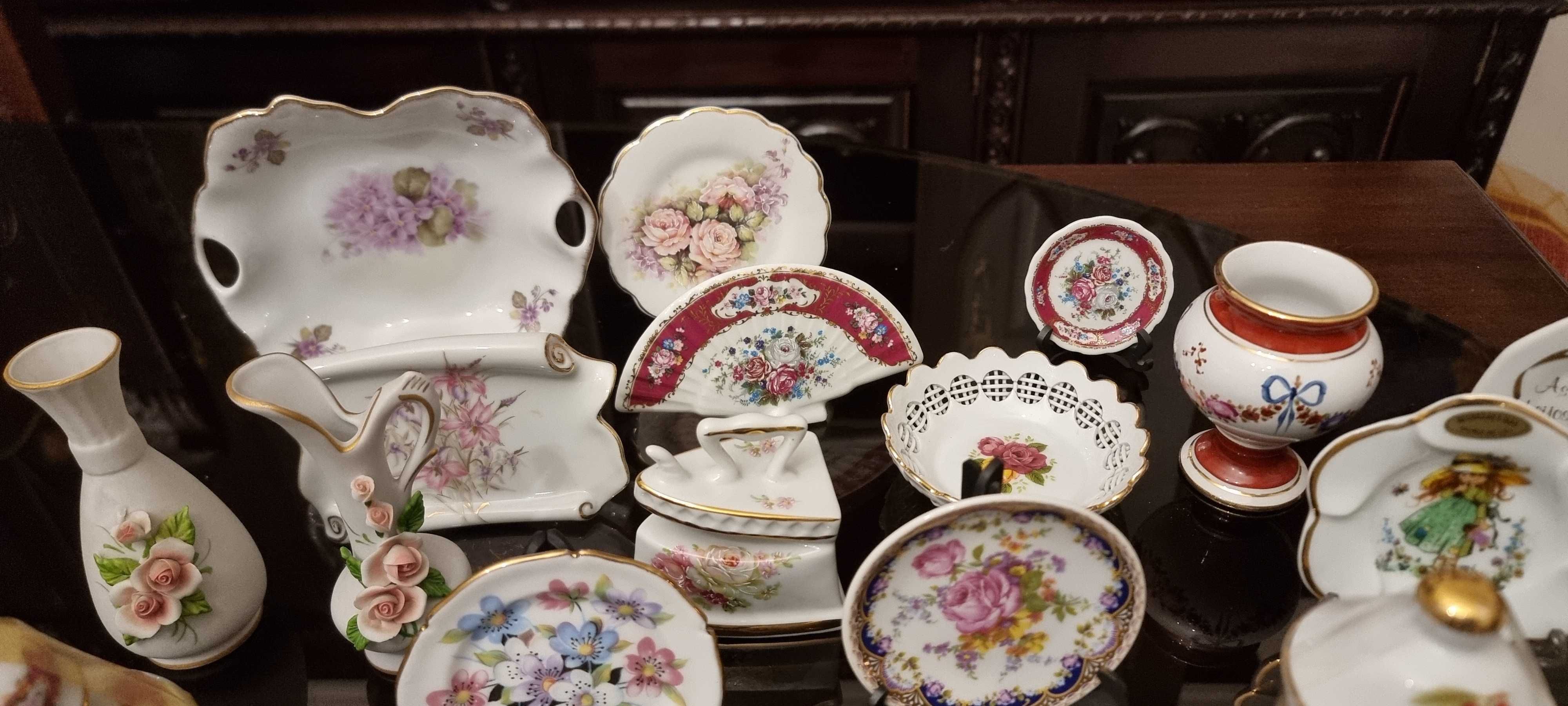 30 peças pequenas decorativas em porcelana