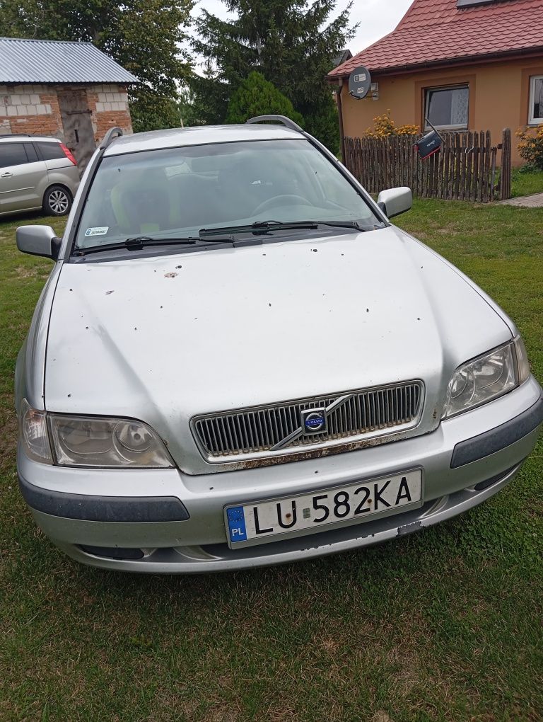 Sprzedam  auto Volvo v 40 benzyna+gaz+hak sprawny