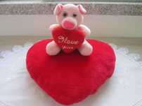 almofada coração I love you e almofada menina com boneca musical bebe