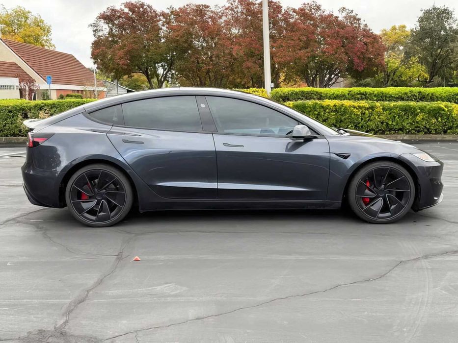 Tesla Model 3      2024