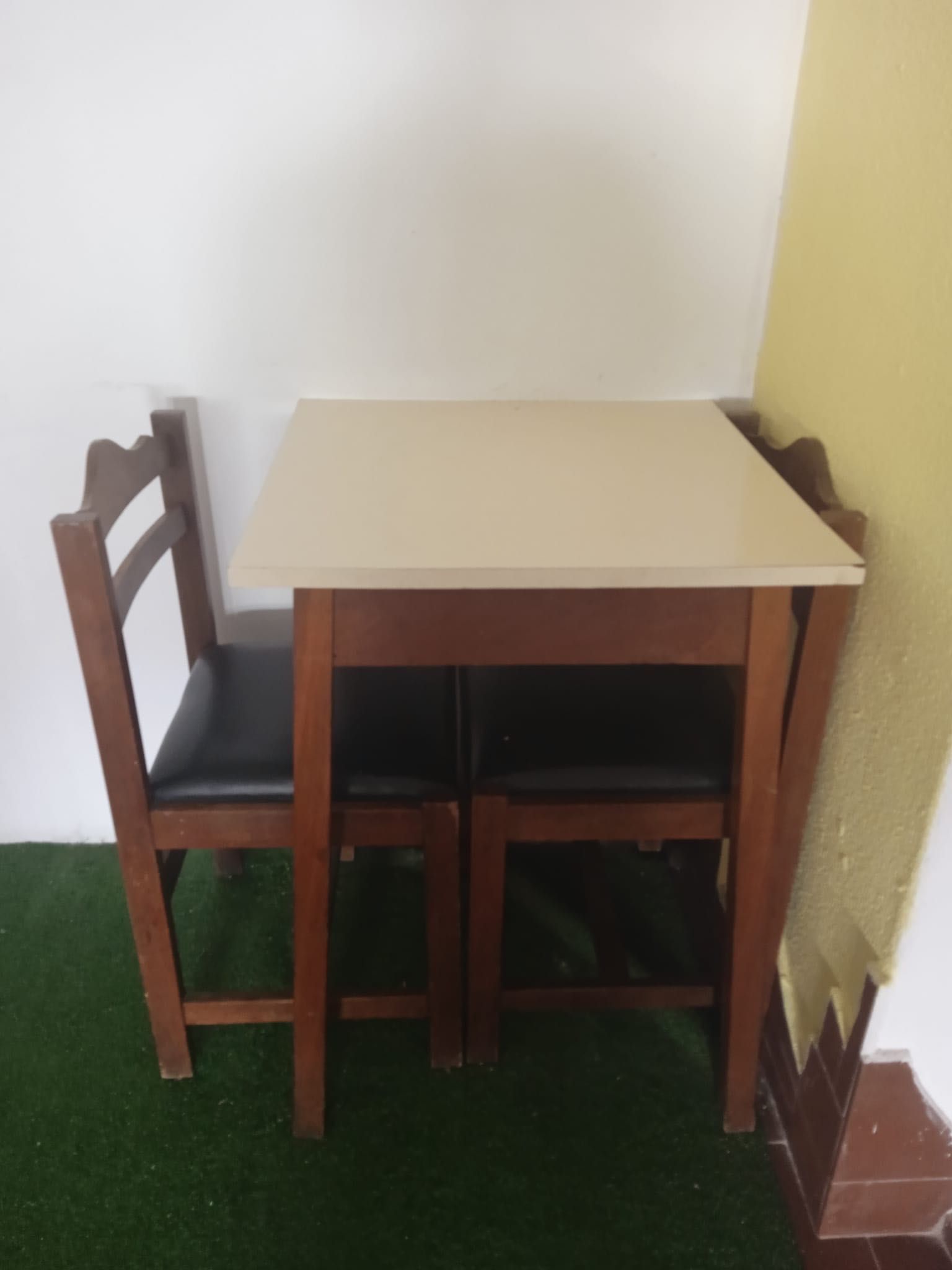 Vende-se mesa com 2 cadeiras!