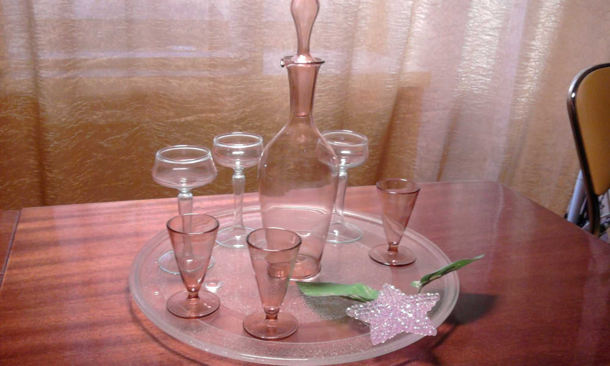 Изящные старинные наборы  для спиртных напитков (штоф,рюмки,стопки).