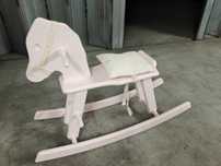 Cavalo de madeira menina