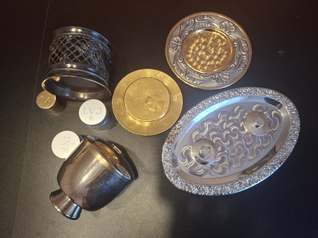 Naczynia liturgiczne zestaw puszka cyborium hostiarka patena, oleje św