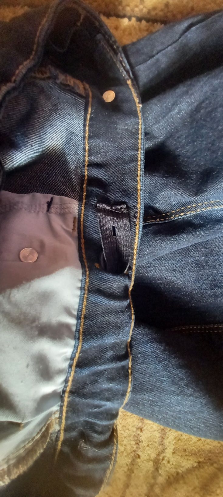 Spodnie jeansowe z regulacją w pasie na gumkę