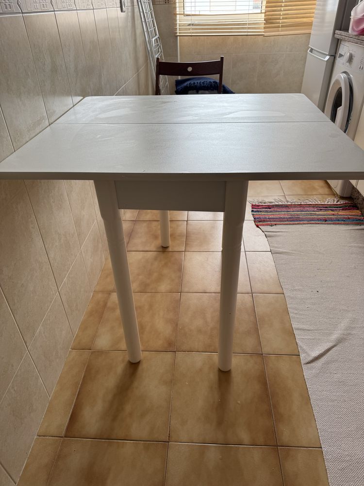 Mesa de cozinha branca