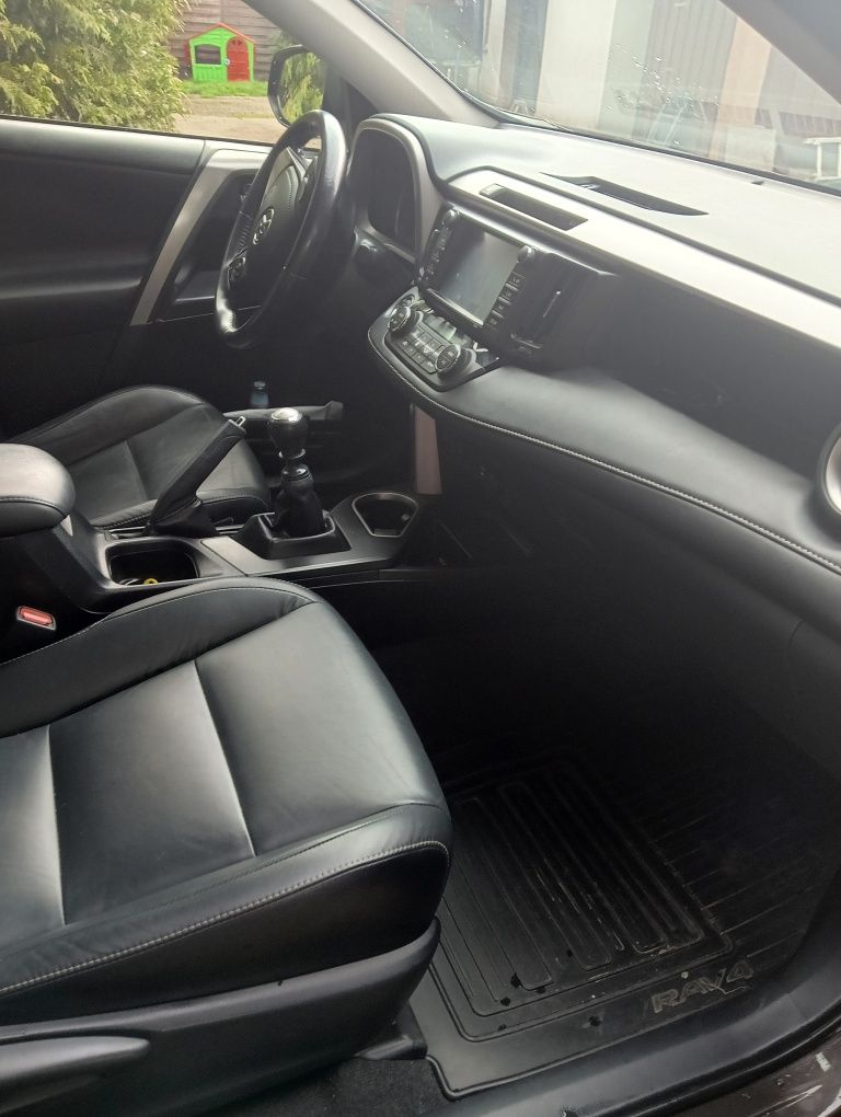 SUV Toyota RAV4 Prestige,2017 rok.