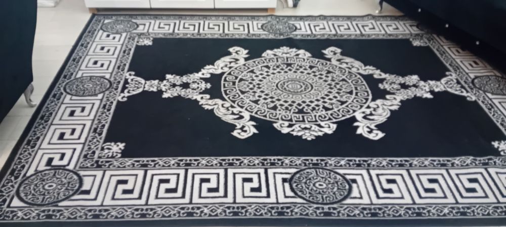 Dywan 2/3 m w bardzo dobrym stanie, kolor czarno biały