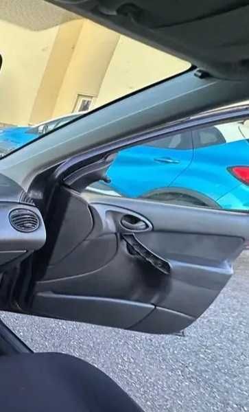Ford Focus 1.4 LX 5 portas – 1999