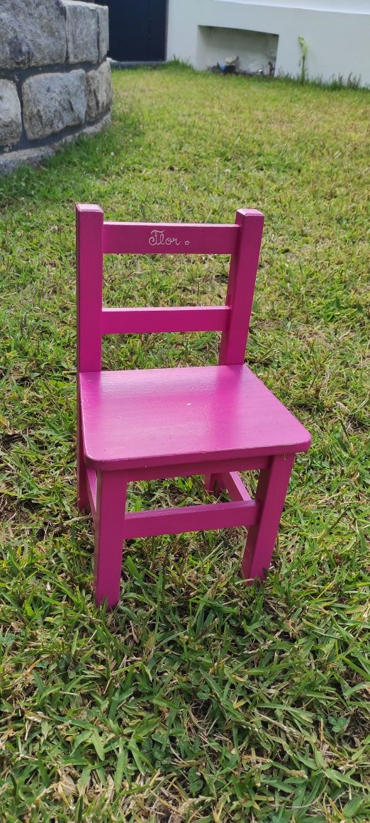 Mesa cabeceira + candeeiro + cadeira