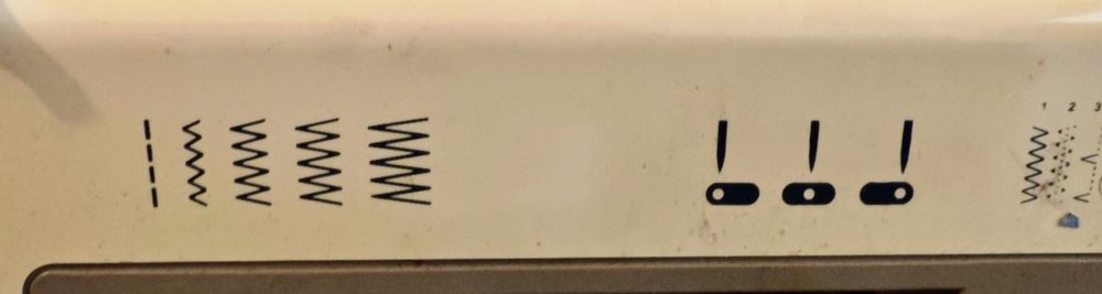 Maquina Singer com Movel de costura/bordado