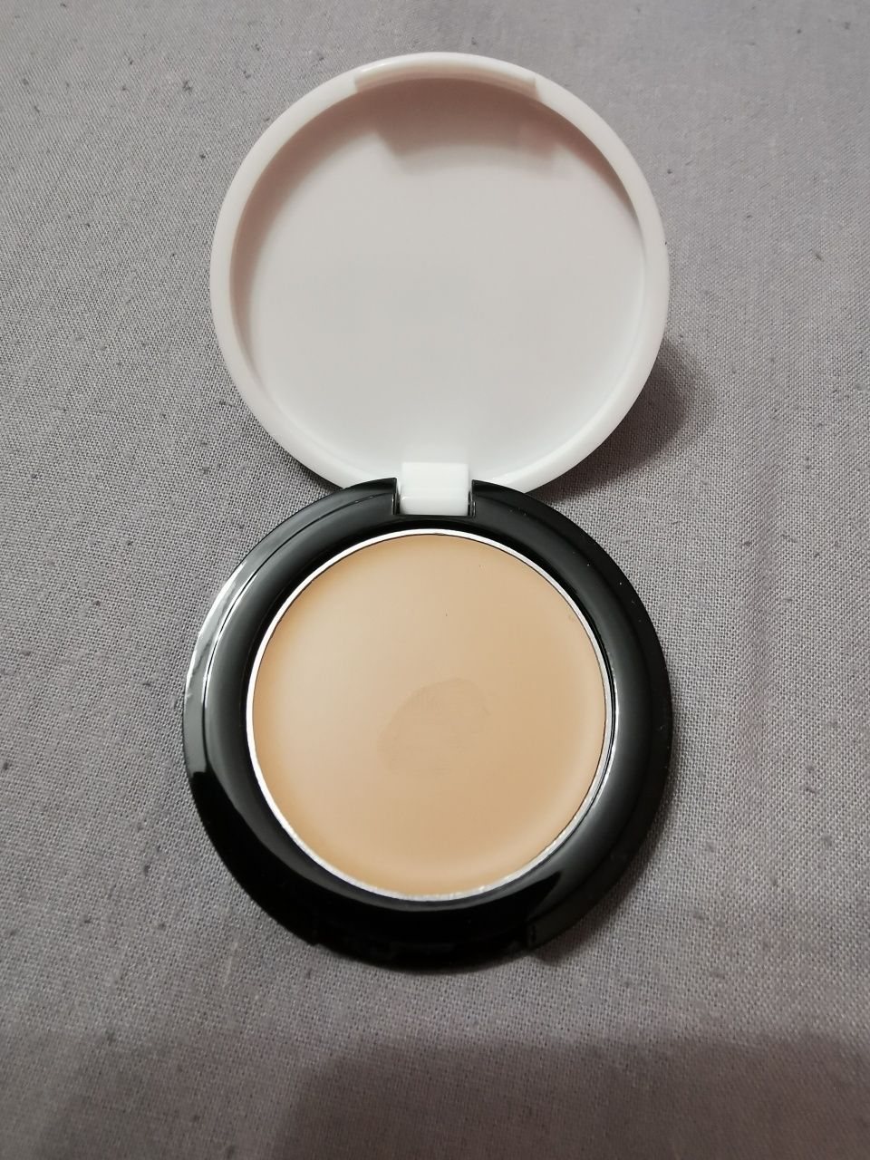 Avon Mark kremowy korektor w kompakcie Medium